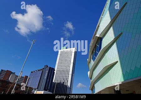 Royaume-Uni, West Yorkshire, Leeds, First Direct Arena, Sky Plaza et Premier Inn. Banque D'Images