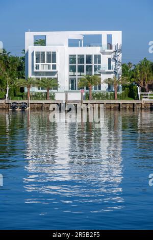 Miami Beach, États-Unis - 31 juillet 2010 : maisons de luxe au bord du canal à Miami Beach, États-Unis. Pinetree Drive est le quartier de choix pour les maisons de luxe. Banque D'Images