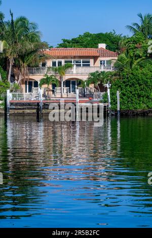 Miami Beach, États-Unis - 31 juillet 2010 : maisons de luxe au bord du canal à Miami Beach, États-Unis. Pinetree Drive est le quartier de choix pour les maisons de luxe. Banque D'Images