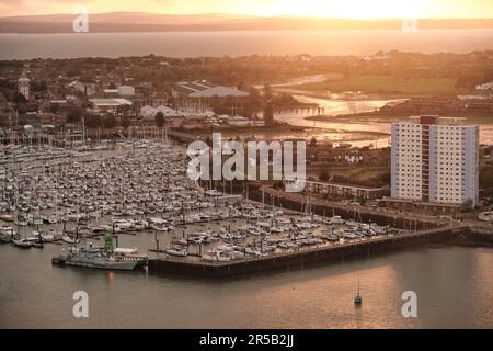 Vue aérienne de Haslar Marina avec Gosport et Ilse de Wight au loin Banque D'Images