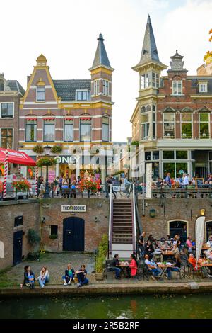 Utrecht, pays-Bas - 25 septembre 2021: Les gens se détendent sur la rive du canal d'Oudegracht dans le centre-ville Banque D'Images