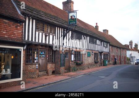 Alfriston, East Sussex, Royaume-Uni. 30th octobre 2021. Le George Inn. Bâtiment de maison publique de 14th siècles sur High Street fabriqué dans le style Tudor TI Banque D'Images