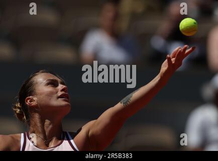 Paris, France. 2nd juin 2023. Aryna Sabalenka, de Biélorussie, sert lors du troisième tour de match féminin contre Kamilla Rakhimova, de Russie, au tournoi de tennis ouvert à Paris, France, 2 juin 2023. Credit: Gao Jing/Xinhua/Alamy Live News Banque D'Images