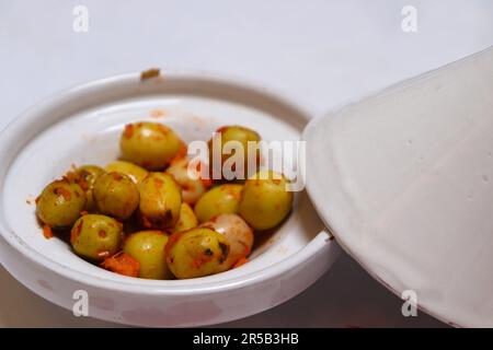 Plat marocain d'olives Harissa chaudes servi dans un bol blanc spécial avec lit Banque D'Images