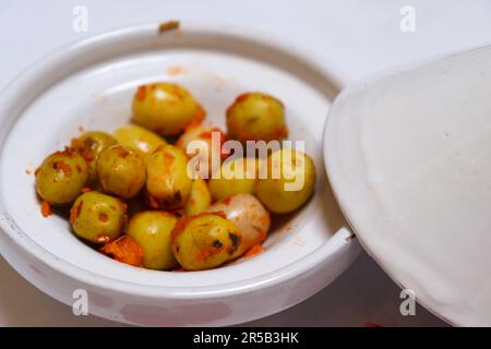 Plat marocain d'olives Harissa chaudes servi dans un bol blanc spécial avec lit Banque D'Images