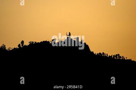 Pokhara, Gandaki, Népal. 2nd juin 2023. Statue du Seigneur Shiva est silhouetté à la colline de Pumdikot pendant l'heure d'or du coucher du soleil à Pokhara, l'une des meilleures destinations touristiques, quelque 200km à l'ouest de Katmandou, capitale du Népal. (Credit image: © Sunil Sharma/ZUMA Press Wire) USAGE ÉDITORIAL SEULEMENT! Non destiné À un usage commercial ! Crédit : ZUMA Press, Inc./Alay Live News Banque D'Images