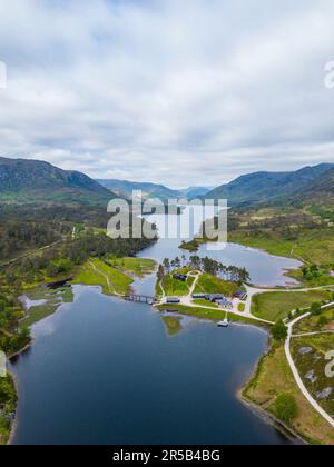 Vue aérienne le long de Glen Affric vers Affric Lodge et Loch Affric Scottish Highlands, Écosse, Royaume-Uni Banque D'Images