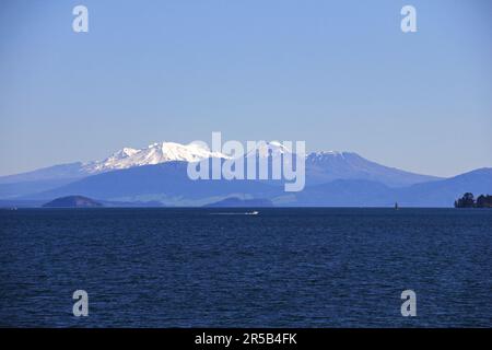 La vue panoramique sur le lac Taupo avec le mont Tongariro en arrière-plan. Nouvelle-Zélande. Banque D'Images