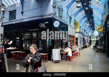 brixton SW9 marché avec des étals boutiques restaurants bars etc dans arcade et sur la rue à lambeth londres grande-bretagne; brixton village marché rangée et village de brixton Banque D'Images