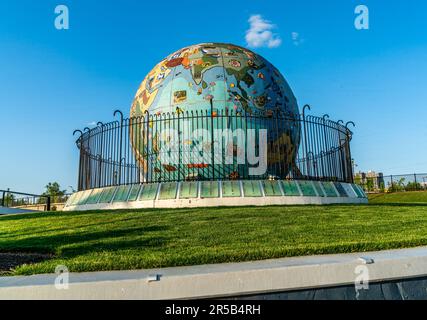 Vue sur le globe écologique au parc Riverfront de Salem, Oregon. Banque D'Images