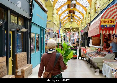 brixton SW9 marché avec des étals boutiques restaurants bars etc dans arcade et sur la rue à lambeth londres grande-bretagne; brixton village marché rangée et village de brixton Banque D'Images
