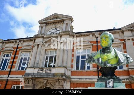 sir henry Tate statue buste de couleur jaune à brixton SW9 lambeth londres angleterre grande-bretagne; brixton village marché rangée et village de brixton Banque D'Images