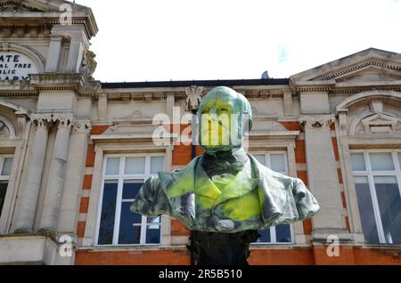 sir henry Tate statue buste de couleur jaune à brixton SW9 lambeth londres angleterre grande-bretagne; brixton village marché rangée et village de brixton Banque D'Images