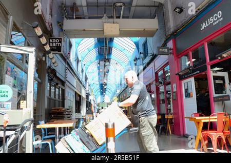 brixton SW9 marché avec des étals boutiques restaurants bars etc dans arcade et sur la rue à lambeth londres grande-bretagne; brixton village marché rangée et village de brixton Banque D'Images