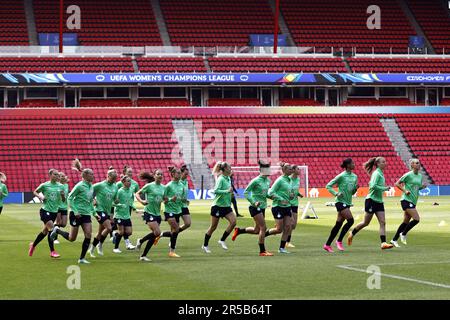 EINDHOVEN - l'équipe féminine de la VFL Wolfsburg avant la finale de la Ligue des champions des femmes de l'UEFA contre le FC Barcelone au stade Phillips sur 2 juin 2023 à Eindhoven, pays-Bas. ANP MAURICE VAN STONE Banque D'Images