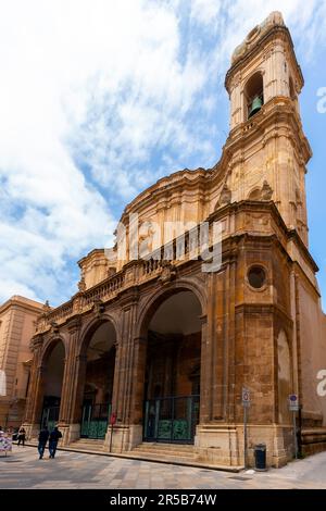 Vue sur la rue de la cathédrale baroque du diocèse catholique romain de Trapani, dédiée à Saint-Laurent (Cattedrale di San Lorenzo). Trapani. Sicile, Banque D'Images