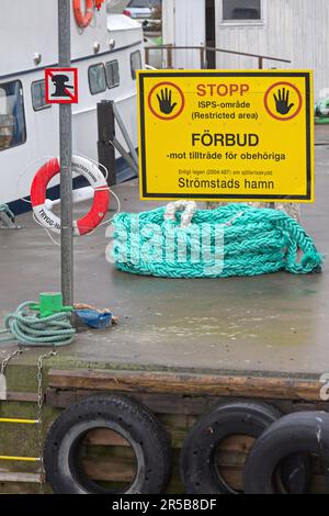 Stromstad, Suède - 1 novembre 2016 : panneau encadré jaune vif Arrêter zone restreinte Avertissement pas d'accès langue suédoise au quai de Port. Banque D'Images