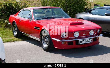 Vue des trois quarts avant d'a Red, 1974, Aston Martin V8 Banque D'Images