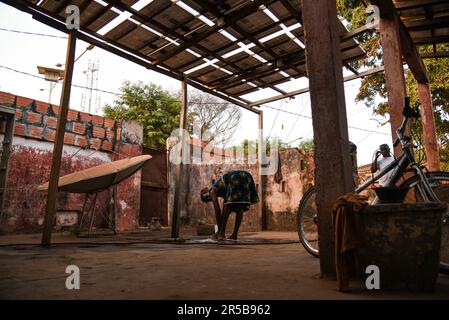 Nicolas Remene / le Pictorium - énergie solaire et développement rural dans la région de Gabu - 16/03/2017 - Guinée-Bissau / Gabu / Gabu - Gabu, installation de panneaux solaires à la station de radio communautaire *Solar Home System (SHS): Système d'énergie solaire domestique Banque D'Images