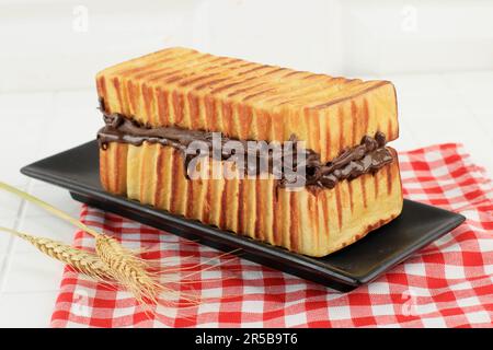 Roti Bakar Bandung avec tartiner au chocolat, West Java populaire pain Toast Street Food Banque D'Images