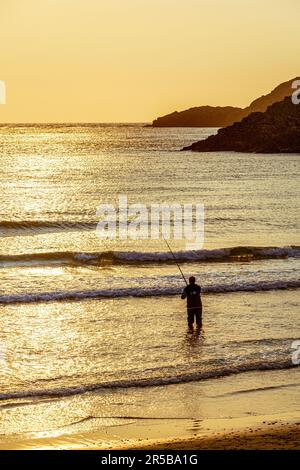 Pêche à la ligne au coucher du soleil, Whitesands Bay, une plage Pavillon Bleu sur la péninsule de St David dans le parc national de la côte du Pembrokeshire, dans l'ouest du pays de Galles Banque D'Images