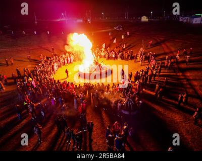 (230602) -- URUMQI, 2 juin 2023 (Xinhua) -- cette photo aérienne prise sur 30 mai 2023 montre les touristes participant à une fête de feu de joie dans une zone pittoresque du comté de Qira de la préfecture de Hotan, dans le nord-ouest de la Chine, la région autonome de Xinjiang Uygur. Selon des calculs complets effectués par le biais d'une plate-forme de données massives pour les statistiques touristiques et d'une enquête par sondage, de janvier à avril 2023, Xinjiang a accueilli plus de 51,19 millions de touristes, soit une augmentation annuelle de 29,56 %. Pendant ce temps, les revenus du tourisme ont atteint 42,64 milliards de yuans (environ 6,03 milliards de dollars américains), en hausse de 60,59% d'année en année. (Xinhua/Hao Zhao) Banque D'Images