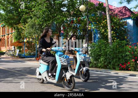 (230602) -- URUMQI, 2 juin 2023 (Xinhua) -- les touristes visitent la rue Liuxing dans la ville de Yining, préfecture autonome de SG Kazak, région autonome de Xinjiang au nord-ouest de la Chine, 19 mai 2023. Selon des calculs complets effectués par le biais d'une plate-forme de données massives pour les statistiques touristiques et d'une enquête par sondage, de janvier à avril 2023, Xinjiang a accueilli plus de 51,19 millions de touristes, soit une augmentation annuelle de 29,56 %. Pendant ce temps, les revenus du tourisme ont atteint 42,64 milliards de yuans (environ 6,03 milliards de dollars américains), en hausse de 60,59% d'année en année. (Xinhua/Ding Lei) Banque D'Images