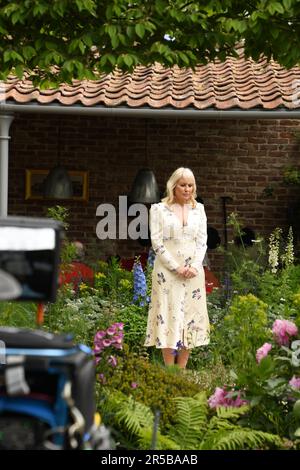 Nicky Chapman se tenait sur un jardin au RHS Chelsea Flower Show, à Chelsea, à Londres, avant de filmer. Londres, Royaume-Uni 22nd mai 2023. Banque D'Images