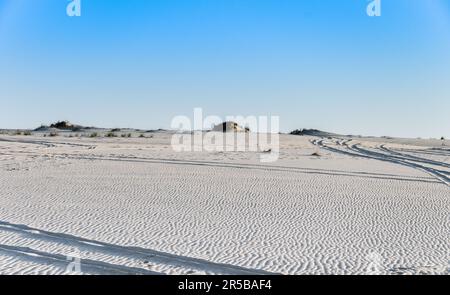 Pistes laissées par des voitures sur le sable du désert à Al Adaid au Qatar Banque D'Images