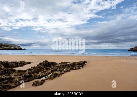 Belle et paisible plage de sable avec des affleurements de roches sédimentaires à Playa Virgen del Mar, Costa Quebrada, Cantabrie, Espagne du Nord Banque D'Images