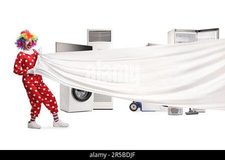 Clown tirant un gros tissu blanc devant les appareils électriques isolés sur fond blanc Banque D'Images