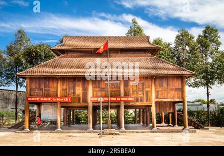 Un bâtiment traditionnel à pilotis qui est une maison commune pour les personnes de la minorité ethnique de Brau dans le village de Dak Me, la commune de Bo y, le district de Ngoc Hoi, Kon Banque D'Images