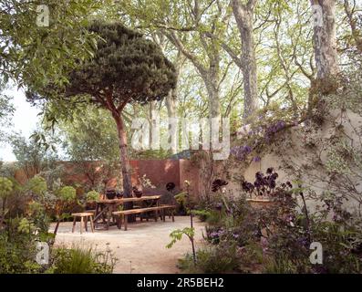 The nature Landscapes Garden conçu par Sarah Price au Chelsea Flower Show 2023 à Londres, Royaume-Uni. Banque D'Images