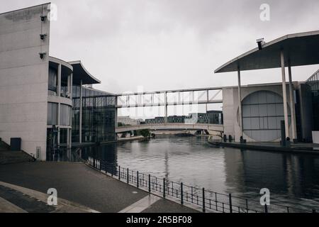 Vue panoramique sur le quartier du gouvernement de Berlin avec bateau d'excursion sur la rivière Spree . Photo de haute qualité Banque D'Images