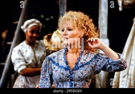 Petula Clark (Abigail) dans QUELQU'UN COMME VOUS au Strand Theatre, Londres WC2 22/03/1990 musique: Petula Clark paroles: Dee Shipman livre: Robin Midgley & Fay Weldon design: Tim Goodchild éclairage: Robert Bryan mise en scène musicale: Denni Sayers réalisateur: Robin Midgley Banque D'Images