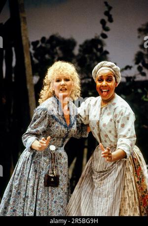 l-r: Petula Clark (Abigail), Joanne Campbell (Serena) dans QUELQU'UN COMME VOUS au Strand Theatre, Londres WC2 22/03/1990 musique: Petula Clark paroles: Dee Shipman livre: Robin Midgley & Fay Weldon design: Tim Goodchild éclairage: Robert Bryan mise en scène musicale: Denni Sayers réalisateur: Robin Midgley Banque D'Images