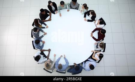Businesspeople Sitting At Conference Table ronde à la réunion Banque D'Images