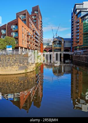 Royaume-Uni, West Yorkshire, Leeds, River aire at Watermans place avec entrée sud à la gare de Leeds City. Banque D'Images