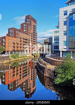 Royaume-Uni, West Yorkshire, Leeds, River aire at Watermans place avec entrée sud à la gare de Leeds City. Banque D'Images