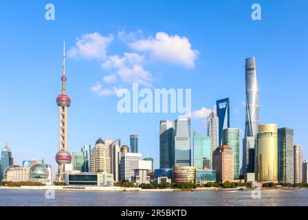 L'emblématique ligne d'horizon de Shanghai présente des bâtiments modernes du Lujiazui Cityscape, le centre commercial et d'affaires de l'une des villes chinoises les plus importantes Banque D'Images