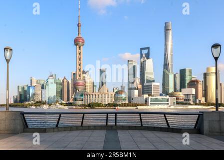 Horizon de Shanghai avec des bâtiments modernes paysage urbain de Lujiazui, vue depuis le bund, vue entre deux bornes de lampe et sur les rails Banque D'Images