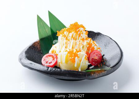 Salade de pommes de terre écrasée au Japon, accompagnée d'un moelleux kewpie mayonnaise et recouverte de œufs de saumon frais servis dans un restaurant à sushis. Cuisine japonaise. Banque D'Images