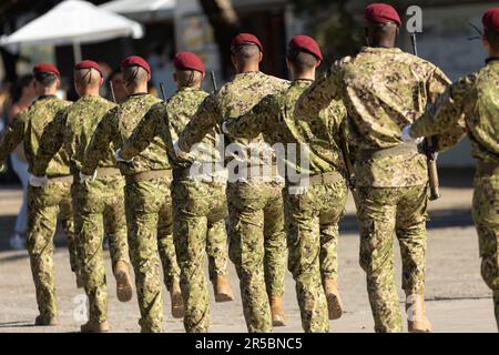 Portugal Commandos - les soldats de la force spéciale marchent de suite. Mid shot Banque D'Images