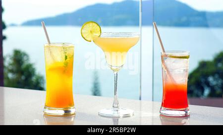 Trois cocktails aux fruits et aux margaritas dans des verres colorés Banque D'Images