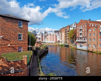 Royaume-Uni, West Yorkshire, Leeds, River aire at Calls Landing, vue depuis le pont Centenary. Banque D'Images