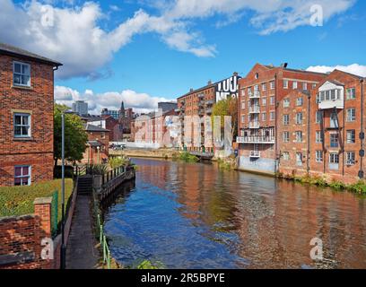 Royaume-Uni, West Yorkshire, Leeds, River aire at Calls Landing, vue depuis le pont Centenary. Banque D'Images