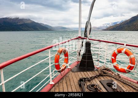 Queenstown, Nouvelle-Zélande - 10 janvier 2010 : Real Journeys bateau à vapeur touristique TSS Earnslaw sur le lac Wakatipu Banque D'Images