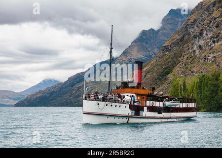 Queenstown, Nouvelle-Zélande - 10 janvier 2010 : Real Journeys bateau à vapeur touristique TSS Earnslaw arrivant au quai de la gare de Walter Peak sur le lac Wakatipu Banque D'Images