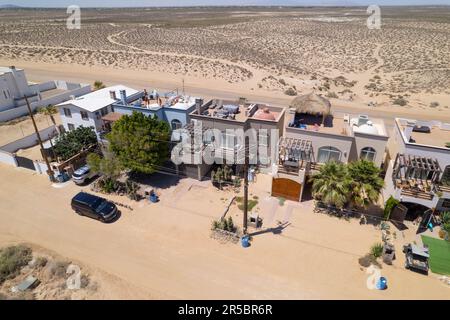 Une photo aérienne des maisons colorées variées sur le front de mer de Las Conchas à Puerto Penasco, au Mexique. Banque D'Images