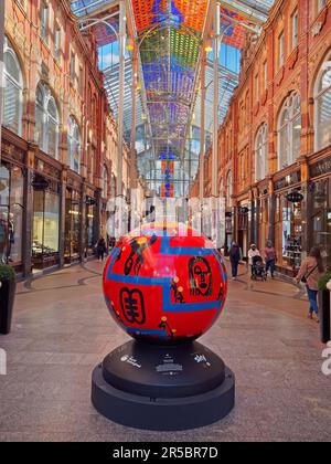 Royaume-Uni, West Yorkshire, Leeds, Briggate, Queen Victoria Street. Banque D'Images